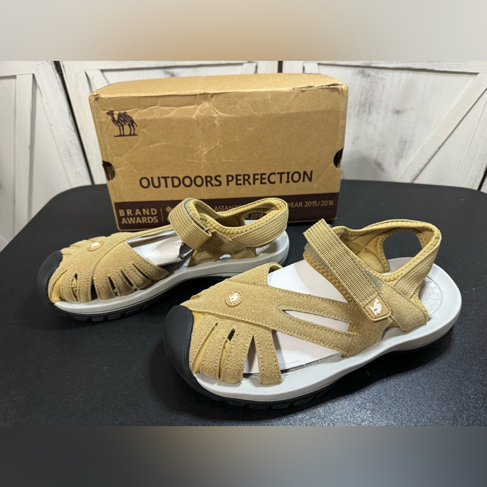 New in Box Women’s Size 7 Camel Crown Closed Toe Hiking Sandals